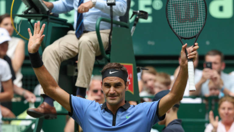 Federer claims 1100th tour win in Halle