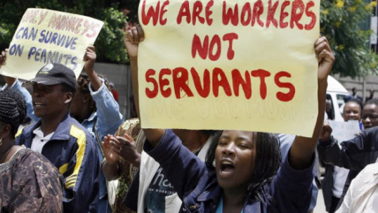 Thousands of Zimbabwe nurses call off strike