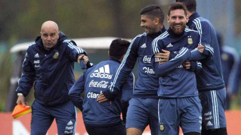 Argentina, Chile seek advantage in S.America race