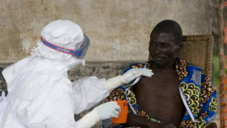 New Ebola death in Liberia, hundreds vaccinated in Guinea