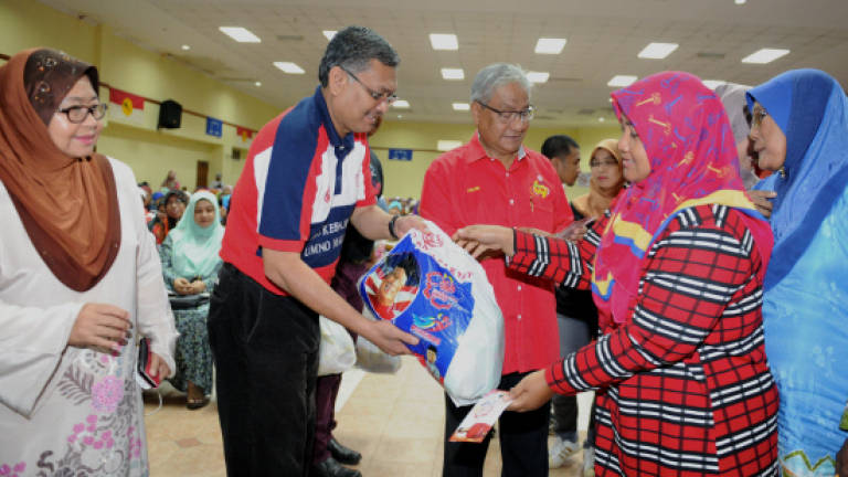 Umno Welfare Bureau gives aid to 600 people in Negri Sembilan