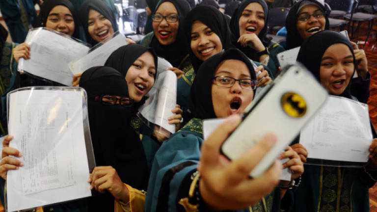 Fewer students score straight A's for SPM 2014 Fewer students score straight A's for SPM 2014