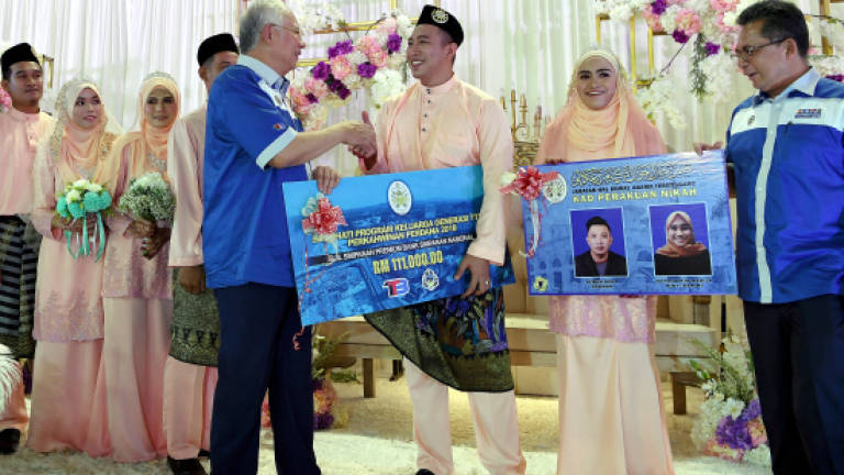 Newly wed couple feel lucky to have PM 'tepung tawar' their wedding