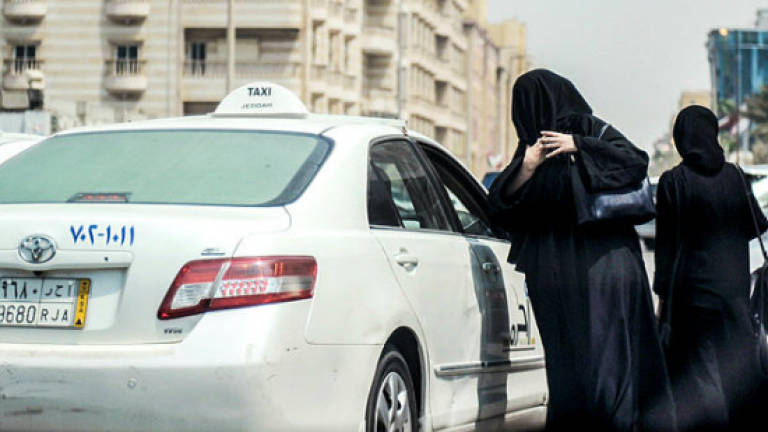 Saudi Arabia wins plaudits for ending ban on women driving