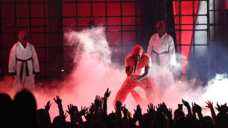 Kendrick Lamar gives fiery start to MTV awards