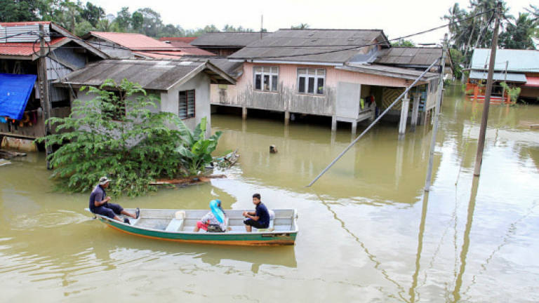 Fire and Rescue Dept's four-wheel drive submerged in flood waters while sending aid to Kg Paya Besar