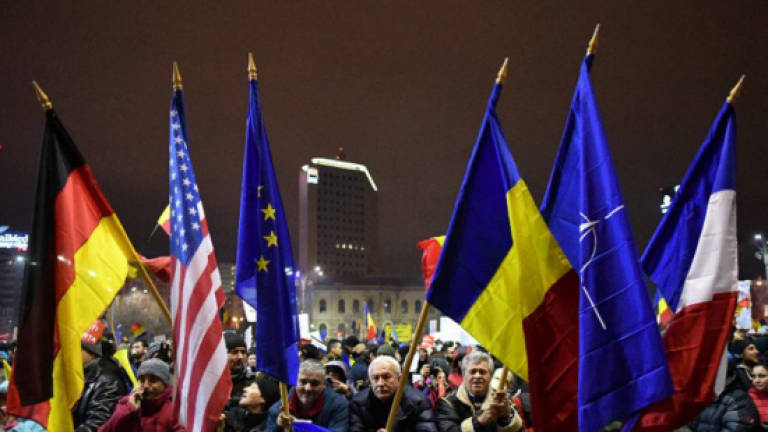 Romania demos keep pressure on govt 'thieves'