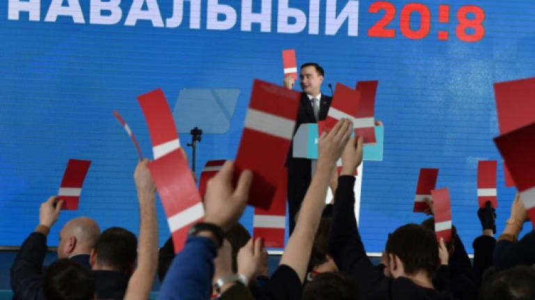 Thousands of Russians endorse Navalny to challenge Putin in March vote