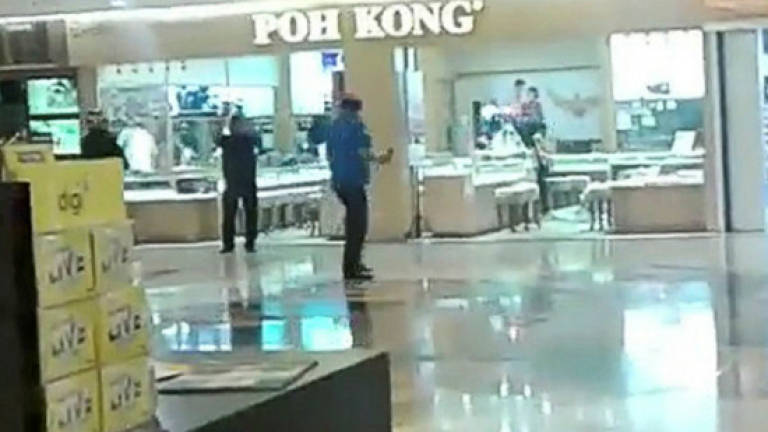 Robbers flee with jewellery worth RM1.5m from shopping mall