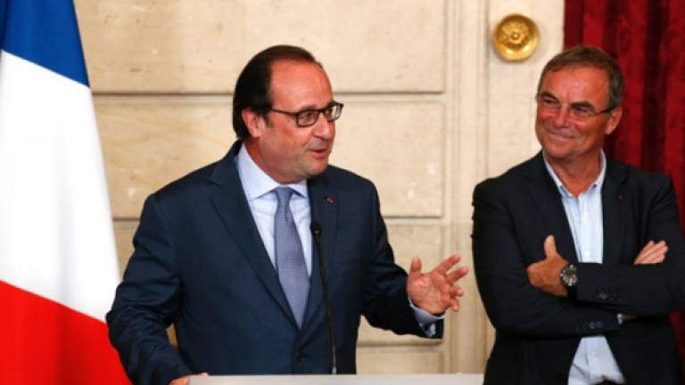 Hollande seeks to defuse row over Nice security