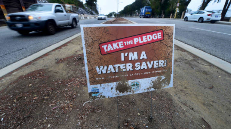 In drought, Los Angeles grapples with water-guzzling rich