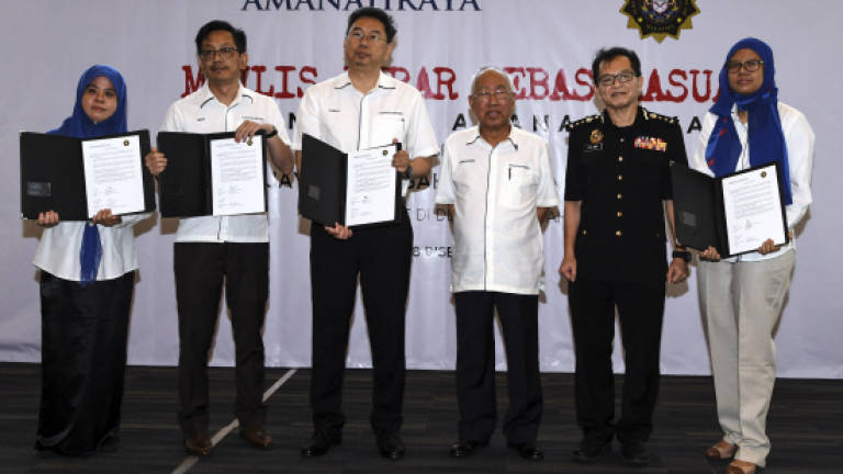 AmanahRaya signs Corruption-Free Pledge