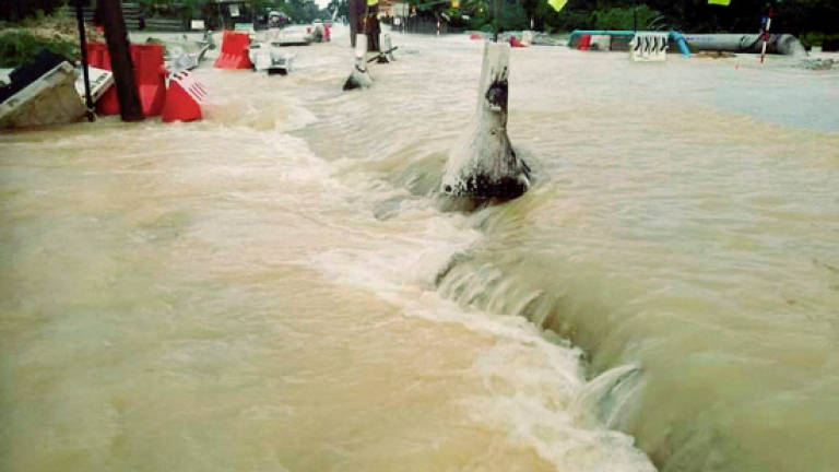 Floods strike third Perak district, 952 at relief centres