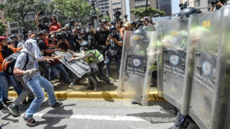 Clashes as Venezuelans protest in political crisis