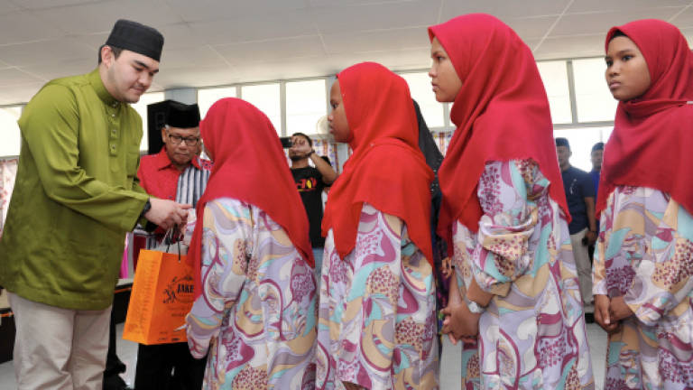 Raja Muda of Selangor hands out Raya aid to orphans, needy