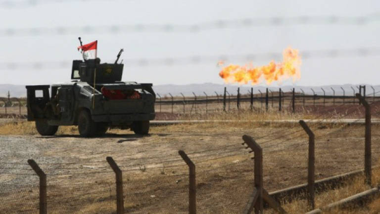 Iraq forces take oil fields, dashing Kurdish dreams