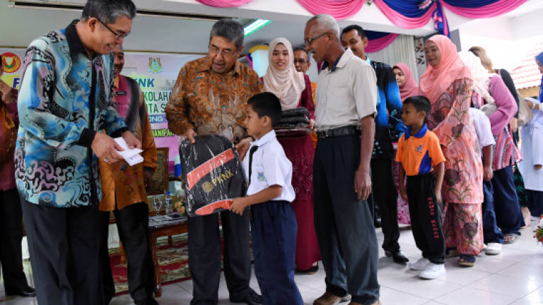 PKNK contributes RM20,000 to poor SK Mergong pupils