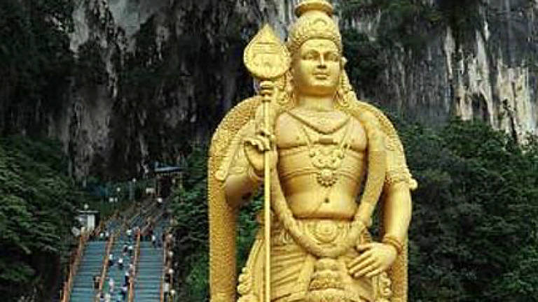 Batu Caves temple devotees nab snatch thief who robbed tourist (Video)