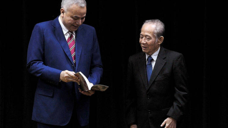 Sultan Nazrin launches Khoo Kay Kim's autobiography