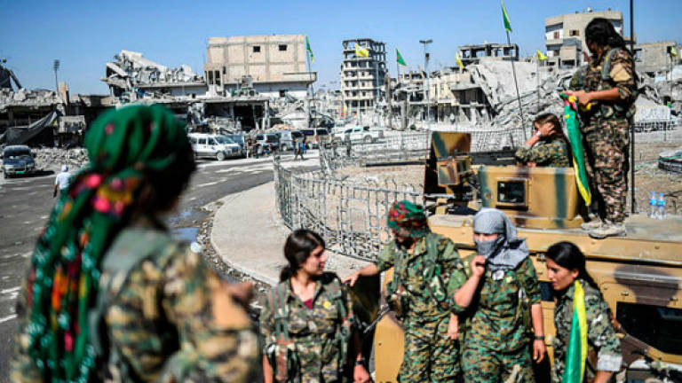Fighters in Syria's Raqa prepare for civilian handover