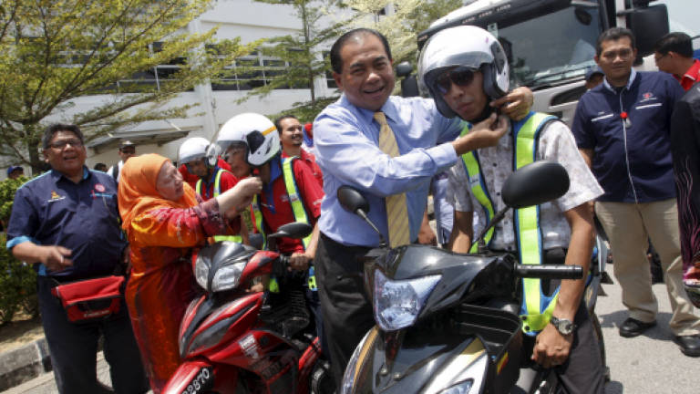 Authorities to enforce law prohibiting motorcycles from riding on the fast lane