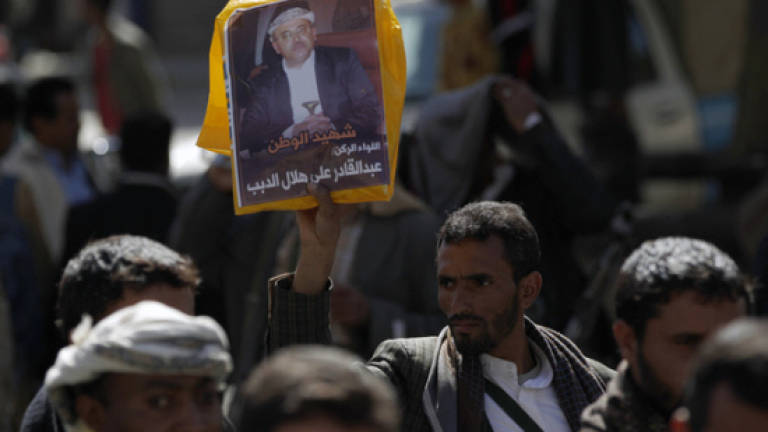 Yemen rebels fire missile at Saudi base after deadly raid