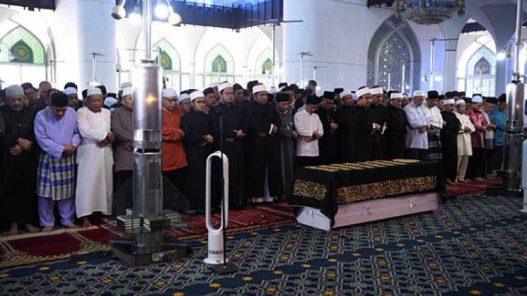 Former Selangor MB Abu Hassan laid to rest Former Selangor MB Abu Hassan laid to rest