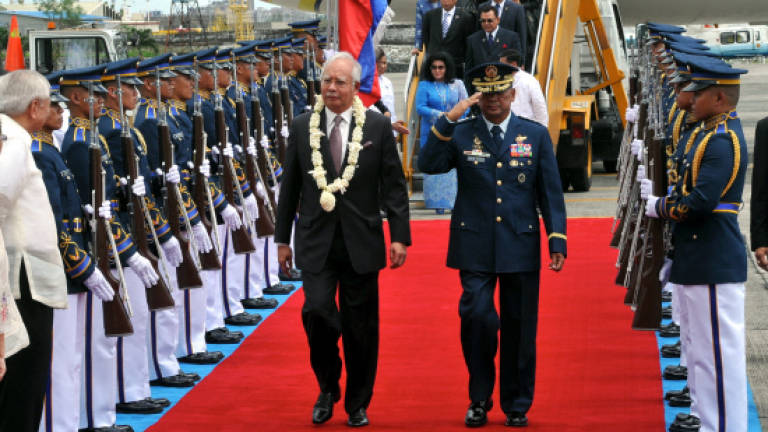 Najib arrives in Manila for signing of landmark peace accord