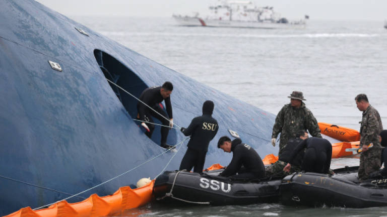 Heartbreaking texts from students on sinking S. Korea ferry