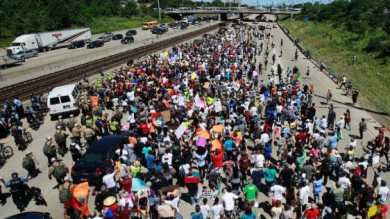 Gun violence protesters partially shut Chicago expressway