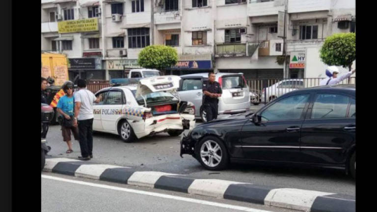 Patrol car rammed, two policemen injured (Video)