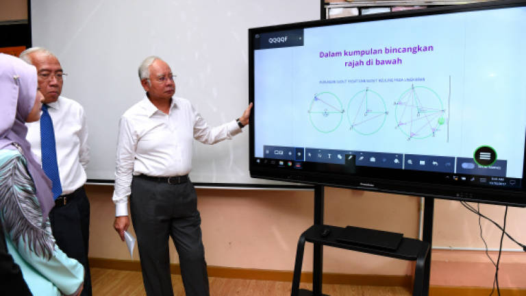 Use of Gadgets in 21st century class attracts Najib's attention