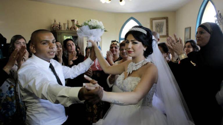 Jewish-Muslim couple marry under police protection