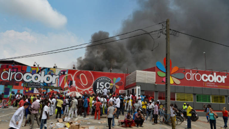 'Many badly hurt' as huge fire engulfs Abidjan paint factory