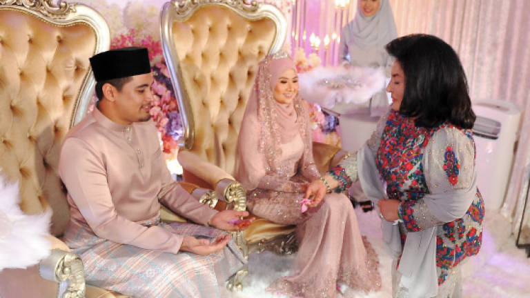 Najib, Rosmah attend wedding of minister's daughter