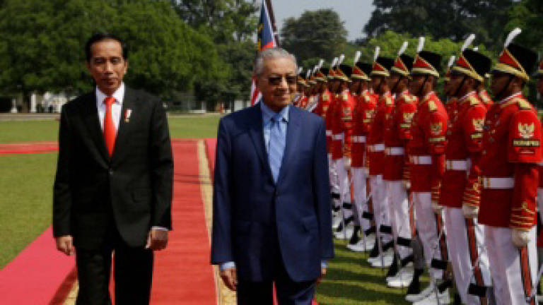 Mahathir indicates possibility of a Malaysia-Indonesia car