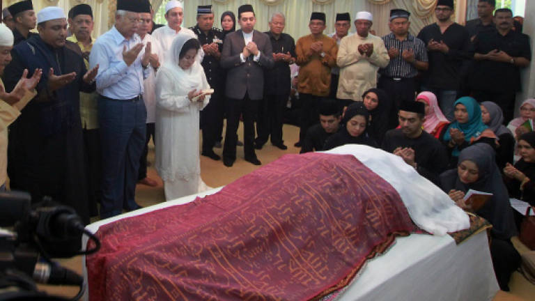 Najib pays last respect to late Maznah Hamid