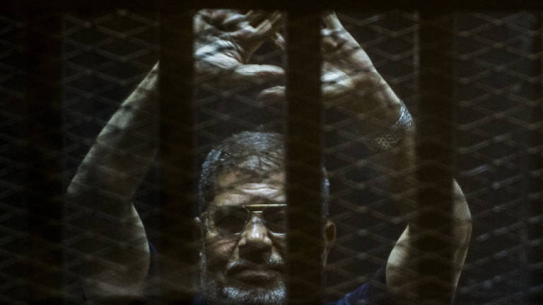 Egypt court overturns Morsi death sentence