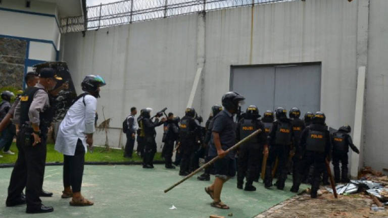 Indonesian security forces hunt inmates after mass breakout