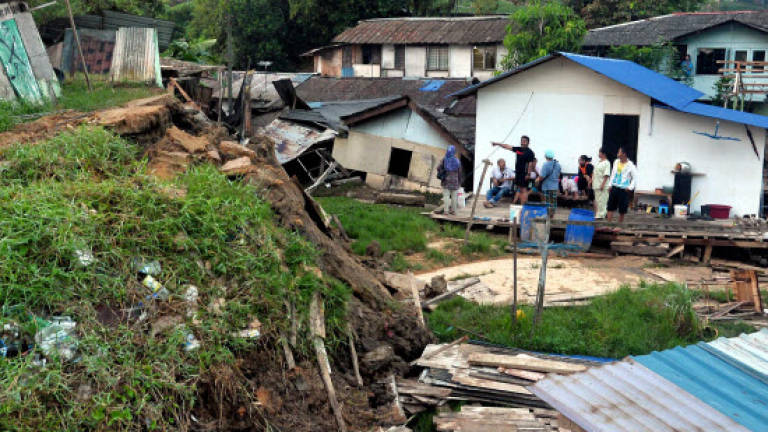 Six squatter houses buried in landslide