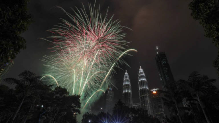 Malaysia welcomes New Year 2018 with fireworks display (Updated)