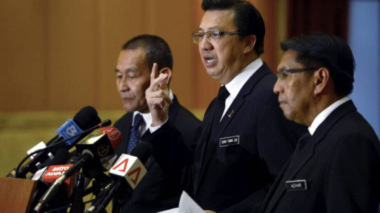 Malaysia vows to find out who 'pressed the button' to shoot down flight MH17