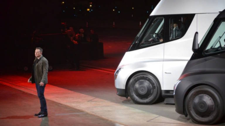 (Video) Tesla's all-electric semi truck aims to disrupt transport
