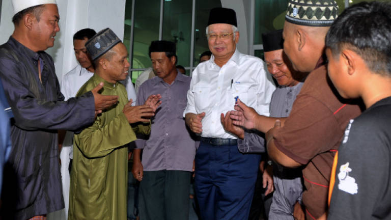 Najib attends Friday prayers at Lundu mosque