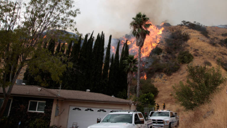 Huge blaze forces hundreds to evacuate in Los Angeles (Updated)