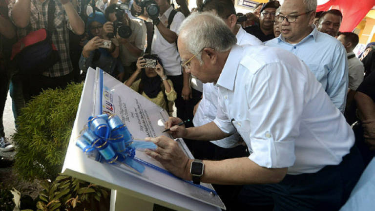 Najib opens Sungai Sembilang LKIM fishermen's hub