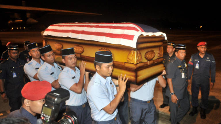 Remains of Dr Sundaran arrive at Subang RMAF Base