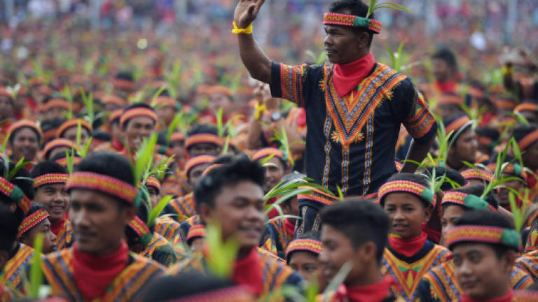 Record-breaking dance in Indonesia's Aceh promotes unity
