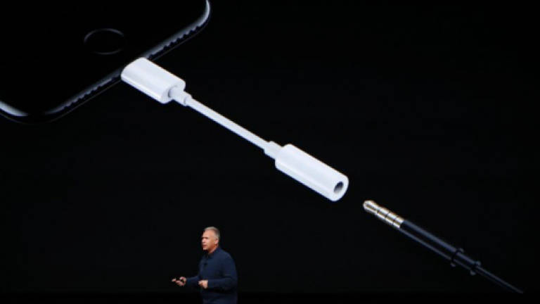 Apple eliminates headphone jacks in new waterproof iPhones