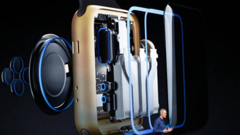 Apple eliminates headphone jacks in new waterproof iPhones